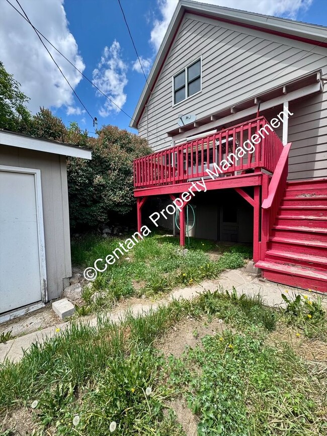 Building Photo - 5 bedroom 3 bath house with fenced yard