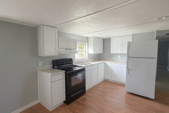 Building Photo - Cozy 2 Bedroom Mobile Home - Northside Com...
