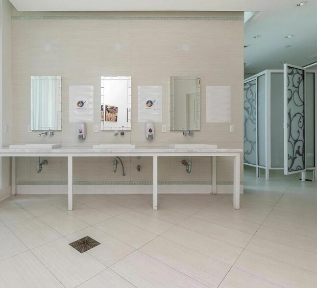 Building Photo - 350 S Miami Ave