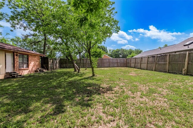 Building Photo - 610 Normal Park Dr