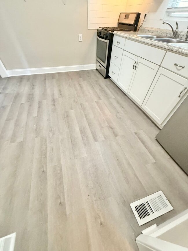 Building Photo - ***Renovated 3 Bedroom Ranch*Near Casino &...