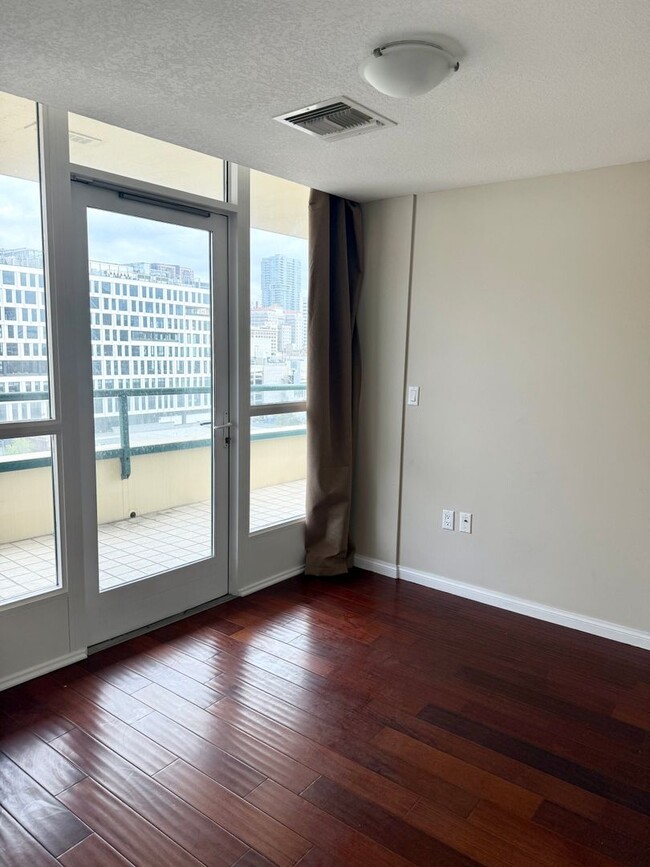 Building Photo - Pet Friendly Two Bedroom in High-Rise