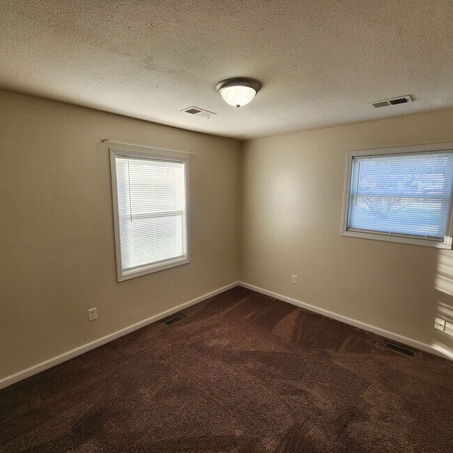 Building Photo - 2 Bedroom, 1 Bathroom Duplex Unit in Indep...