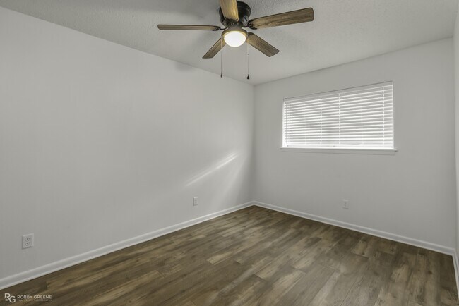 Building Photo - 2425 Belmont Blvd