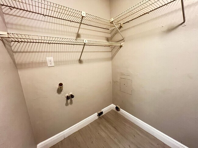 Building Photo - Charming Renovated 2 Bedroom, 1 Bathroom Home in Prime Ocala Location! Lawn Care Included!!