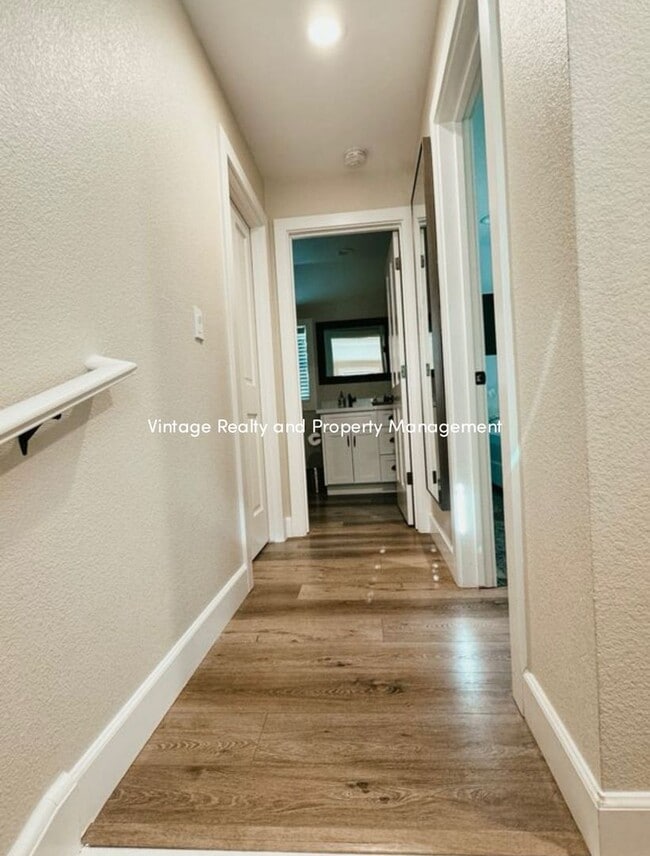 Building Photo - Available Soon! Charming Updated 2 Bed / 2...