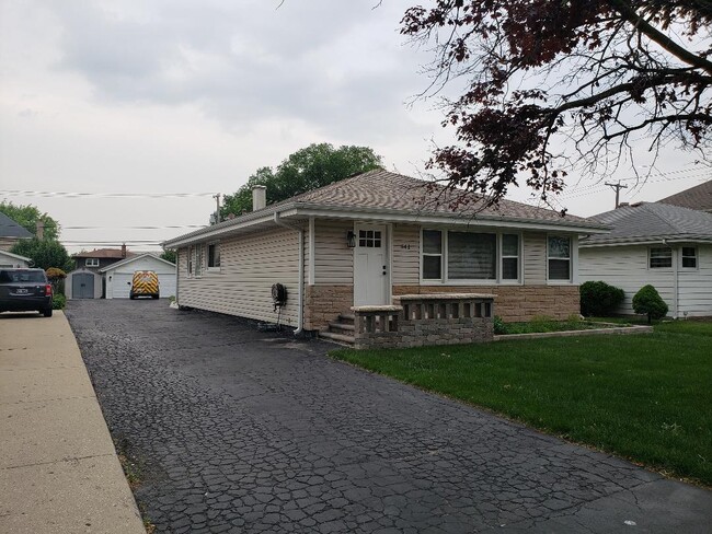 Building Photo - 541 W Belden Ave