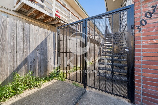 Building Photo - 3007 Nicol Ave
