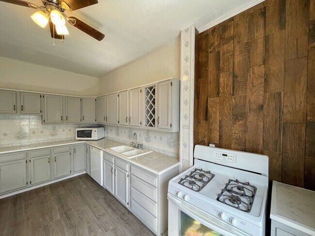 Building Photo - 4 bed 3 bath - Brighton Heights - HUGE house, large rooms, spacious kitchen