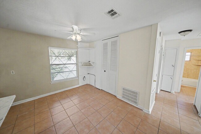 Building Photo - 823 Straight Ln