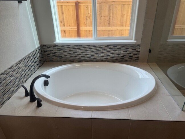 Building Photo - Newer Build Verdi Three Bedroom Home