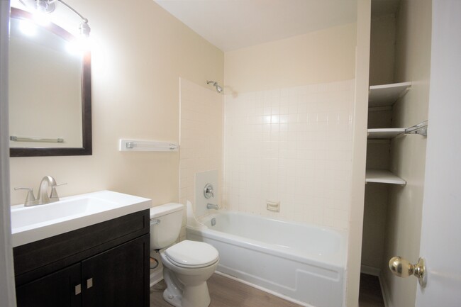 Shared Bathroom - 941 Southampton Dr