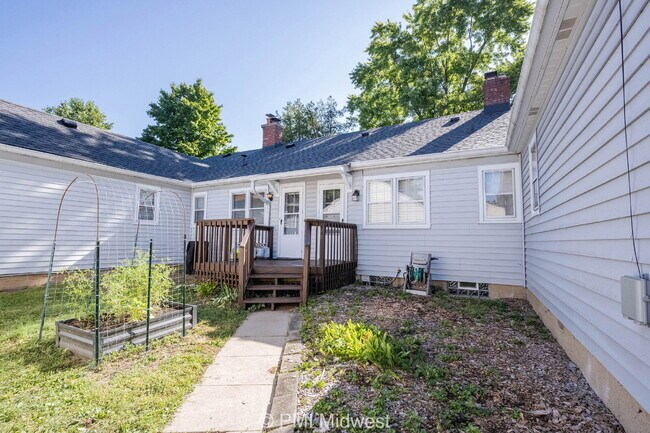 Building Photo - Charming 2 Bed, 1 Bath Duplex with House-L...