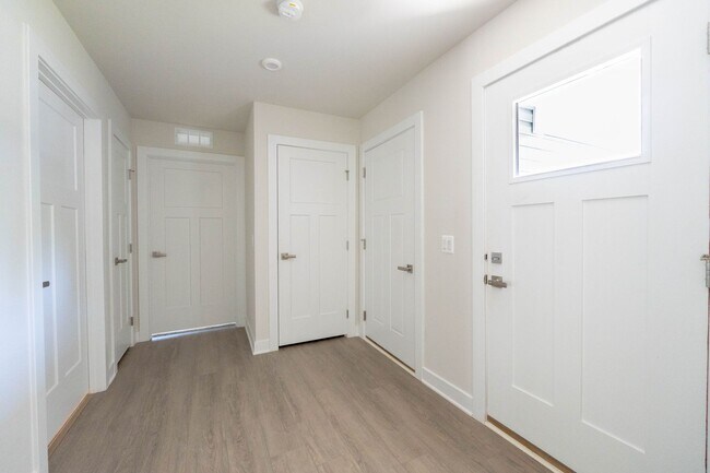Building Photo - Wonderful Rental in Village Oaks Community