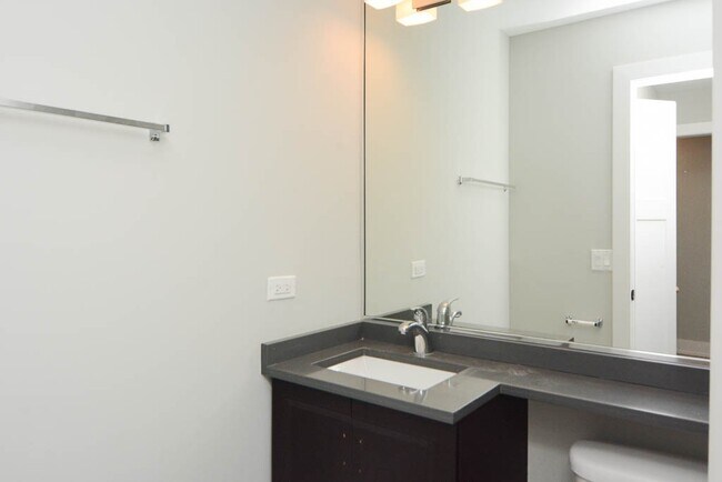 Building Photo - 533 W Surf St