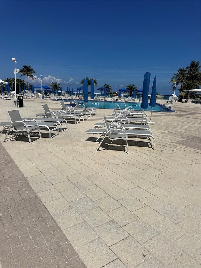Building Photo - 2030 S Ocean Dr