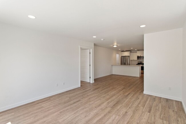 Building Photo - 4 Bed 2.5 Bath - Townhome - Hillcrest - NAS Whidbey