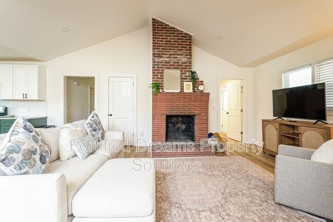 Building Photo - 2422 Queen St