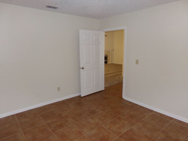 Building Photo - Nice 3/2 in convenient location