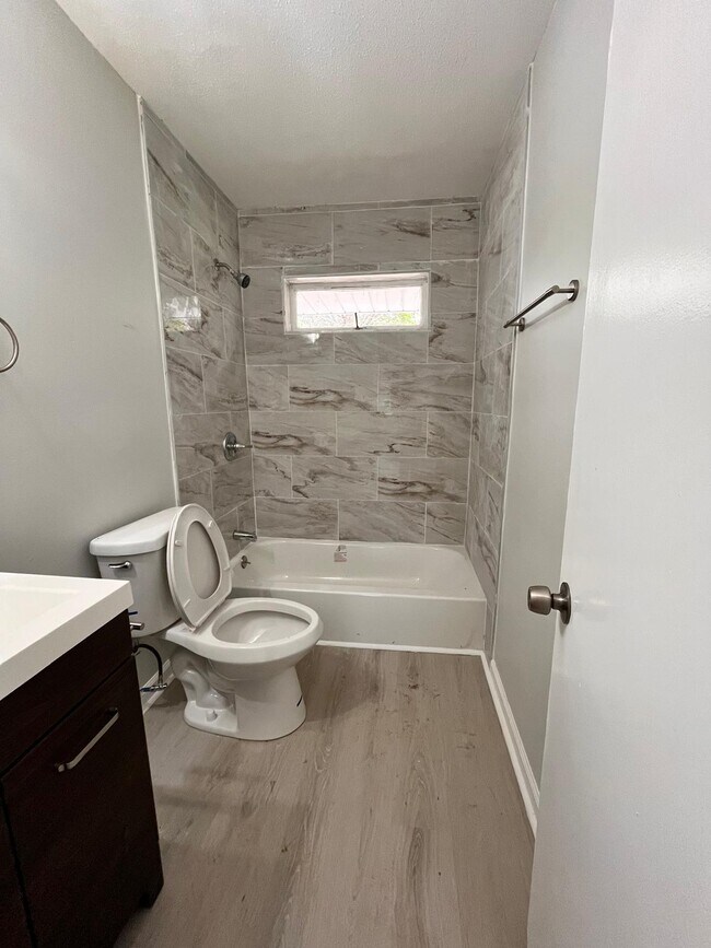 Building Photo - 962 Hanover Dr