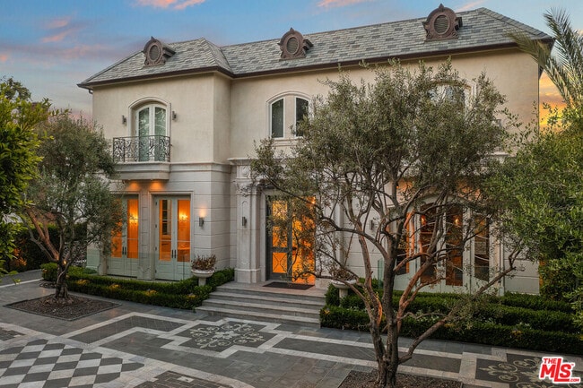 Primary Photo - 718 N Rodeo Dr