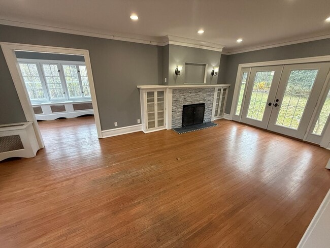 Building Photo - 4 bedroom, 2bath