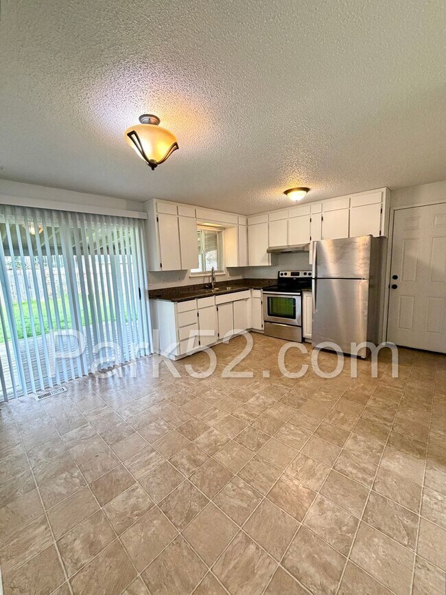 Building Photo - $100 OFF 1st Month's Rent!  Spanaway Area 3 Bedroom Rambler