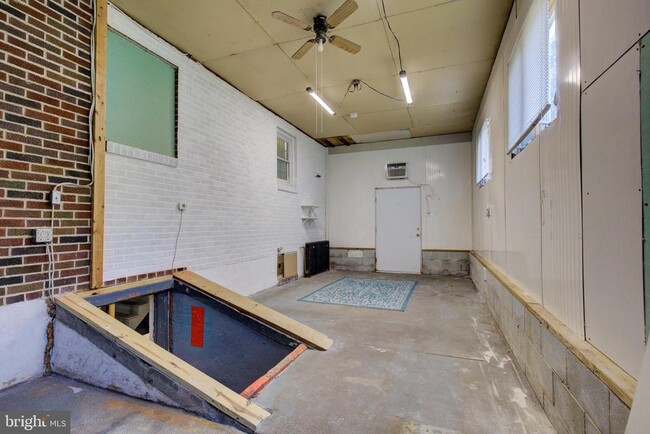 Building Photo - 218 Morris St