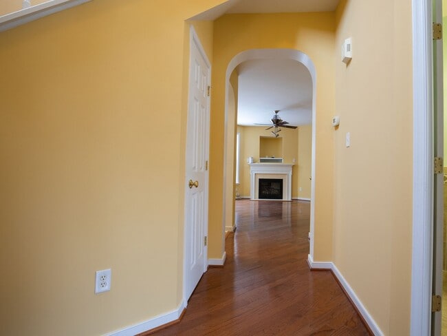 Building Photo - 4 bed townhouse available now!