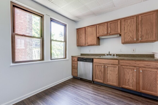 Building Photo - 834 Industry St