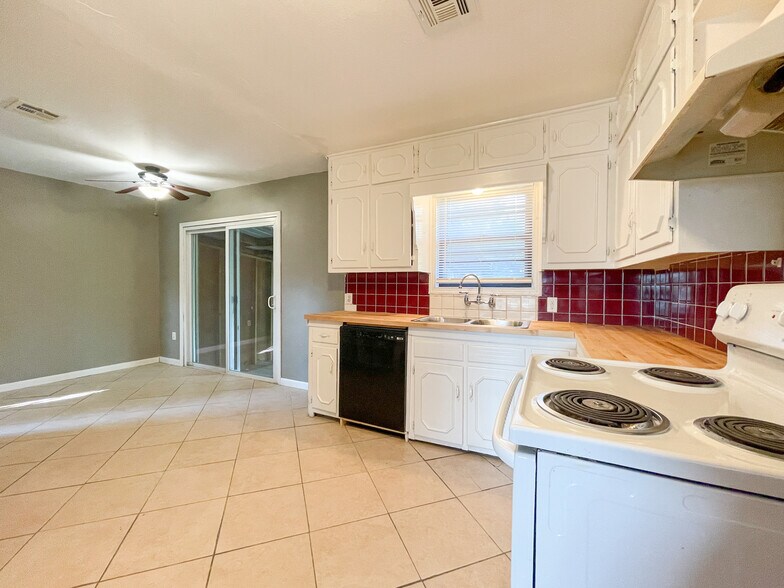 Building Photo - 1405 Guthrie Dr