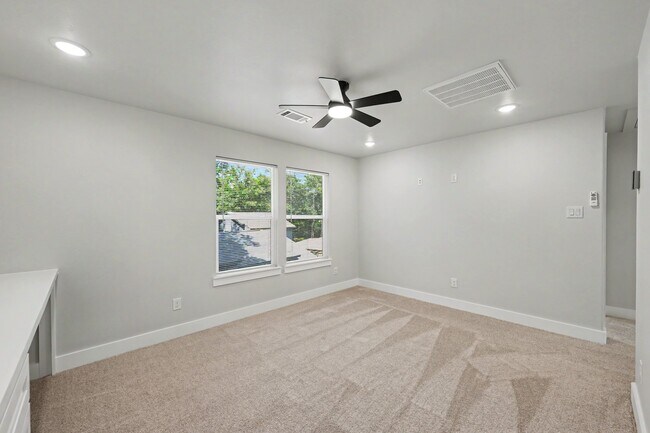 Building Photo - 116 Sun City Ln