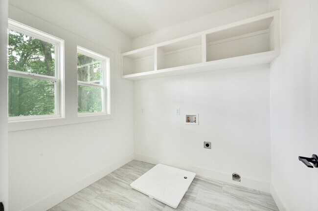 Building Photo - 2430 Little Ave