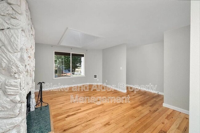 Building Photo - 2402 SE 9th Ct