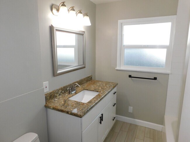 Building Photo - Charming 2 BD + Office, 1 BA Single Family Home, Eastside Costa Mesa