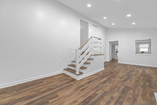 Building Photo - 1402 Valley Rd