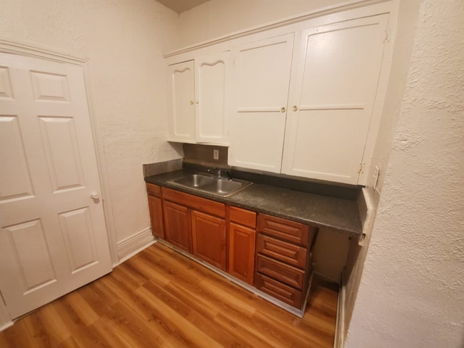 Building Photo - 2 Br Apartment on 28th St.