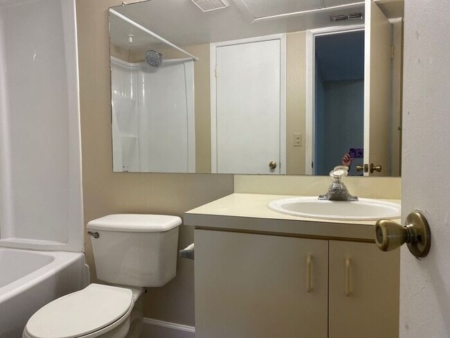 Building Photo - Wonderful 1 Bedroom/1 Bathroom Gated Condo...