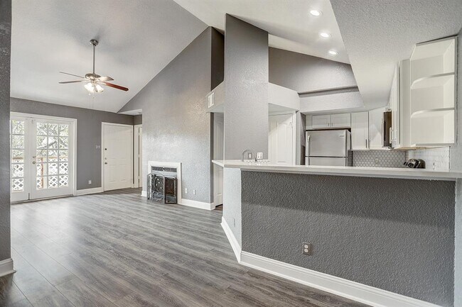 Primary Photo - 2121 El Paseo St