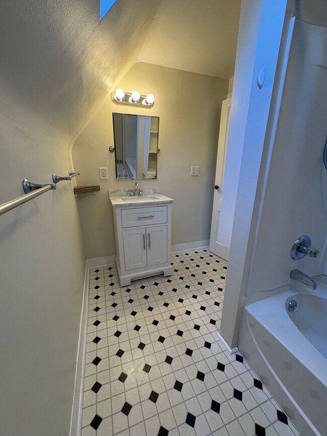 Building Photo - STUNNING Two Bedroom Single Family Home!