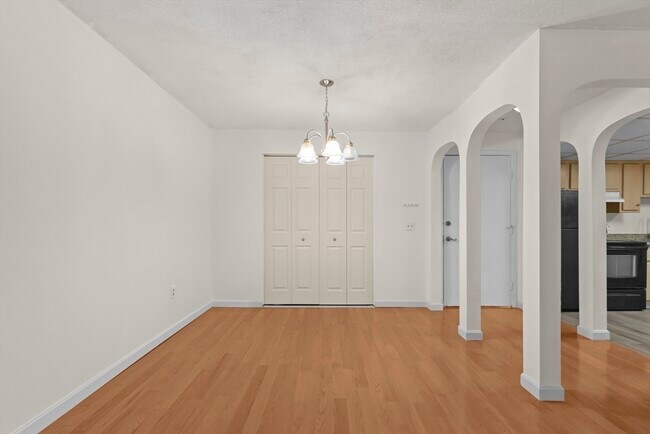 Building Photo - 7 Shadowbrook Ln