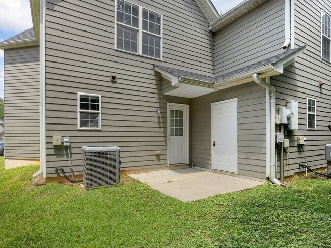 Building Photo - Freshly Renovated 2 BR, 2.5 BA Townhome Mi...