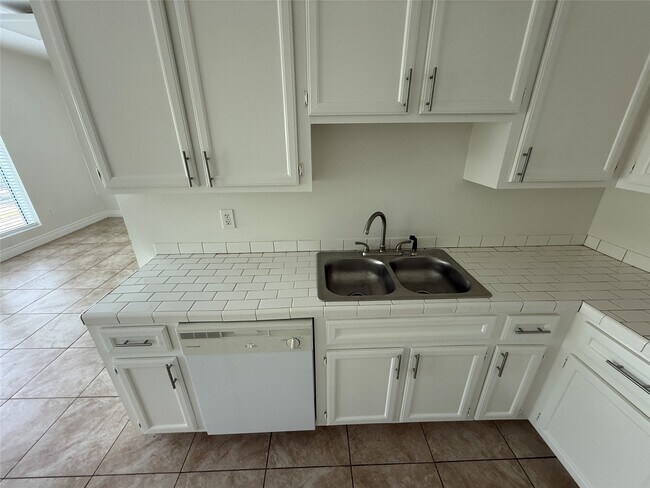 Building Photo - 2724 Crossview Dr