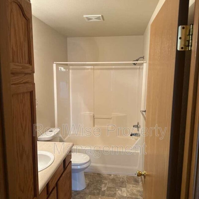 Building Photo - 228 SW Westholm Ave