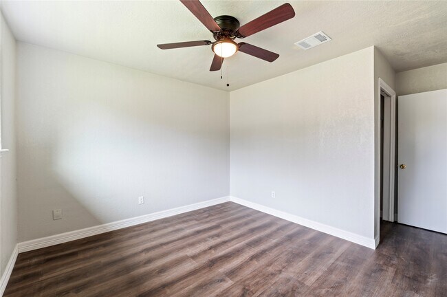 Building Photo - 15050 Blueridge Rd