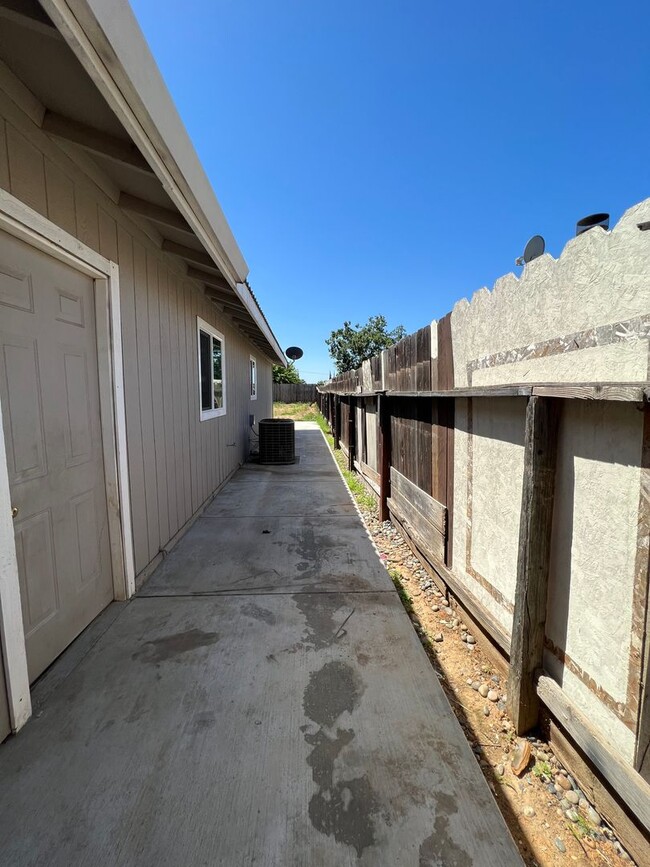 Building Photo - 3 bedroom and 2 bathroom home! AVAILABLE J...