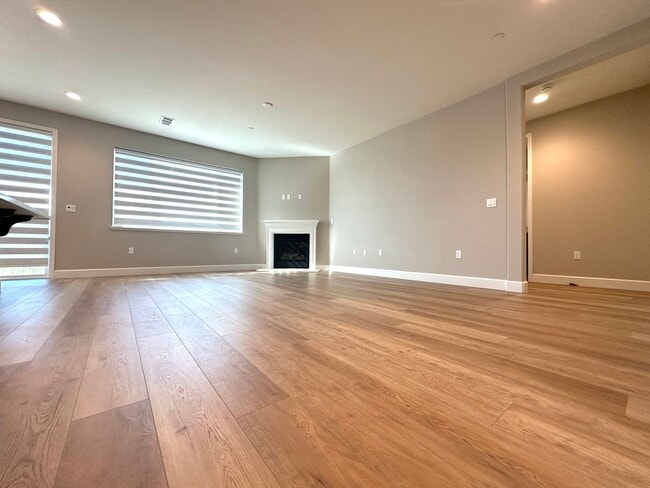 Building Photo - Beautiful Newer 5 Bedroom, 4 Bath in the h...