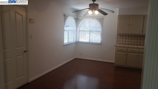 Building Photo - 709 Tamarack Dr