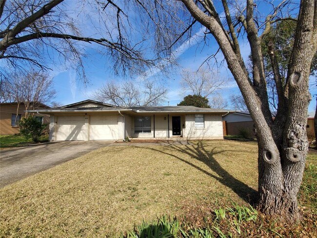 Building Photo - 824 Warren Way