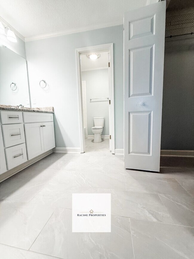 Building Photo - Townhouse available on Lake Hartwell—comes with a water view!